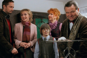 Jirka a bílé myšky, film z mezinárodní série EBU dramat pro děti na téma ZTRÁTA, natáčeno v Praze Klánovicích, 23 až 27 listopad 2012, v pokoji u klece s bílými myškami stojí Plesl Jaroslav s Oltovou Sedláčkovou Klárou a Maršál Jan s Kretschmerovou Jaroslavou a Postráneckým Václavem