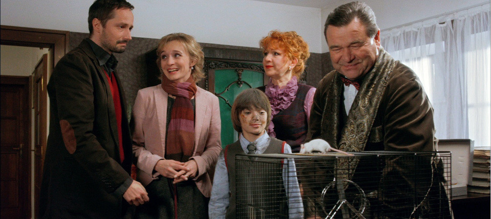 Jirka a bílé myšky, film z mezinárodní série EBU dramat pro děti na téma ZTRÁTA, natáčeno v Praze Klánovicích, 23 až 27 listopad 2012, v pokoji u klece s bílými myškami stojí Plesl Jaroslav s Oltovou Sedláčkovou Klárou a Maršál Jan s Kretschmerovou Jaroslavou a Postráneckým Václavem